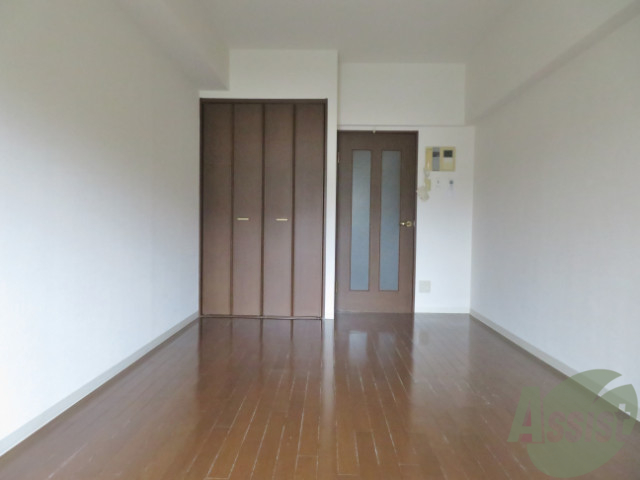 居室・リビング　８帖の洋室が広がっています。シックで落ち着きのあるお部屋。