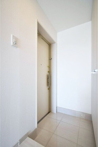 玄関　※写真は同じマンションの違う部屋のものになります。