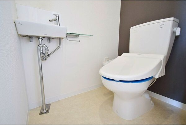 トイレ　※写真は同じマンションの違う部屋のものになります。
