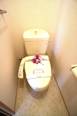 トイレ　温水洗浄便座付きのトイレです♪