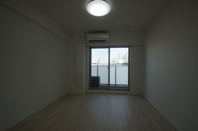 居室・リビング　落ち着いた色合いの床材を使用した居住空間です。