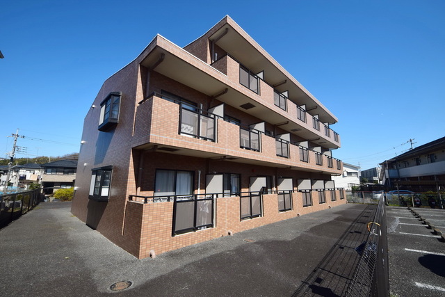 建物外観　～落ち着いた住宅地にございます～
