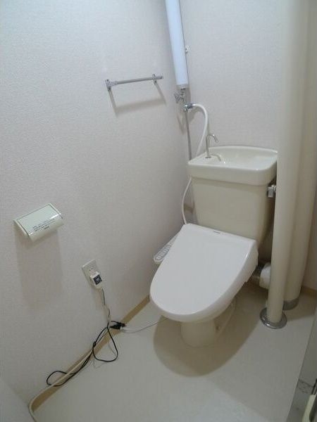 トイレ　※写真は別号室です。