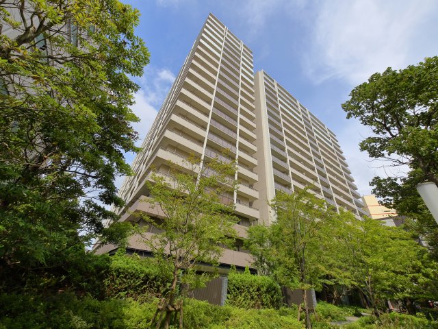 建物外観　アースカラーを用いた気品ある色調をベースに、アクセントとして