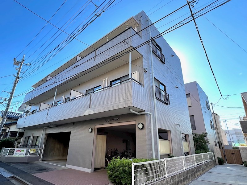 建物外観　鉄筋コンクリート造3階建て