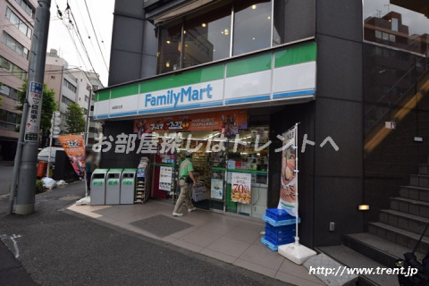 コンビニ　ファミリーマート神田駅北店（コンビニ）まで440m