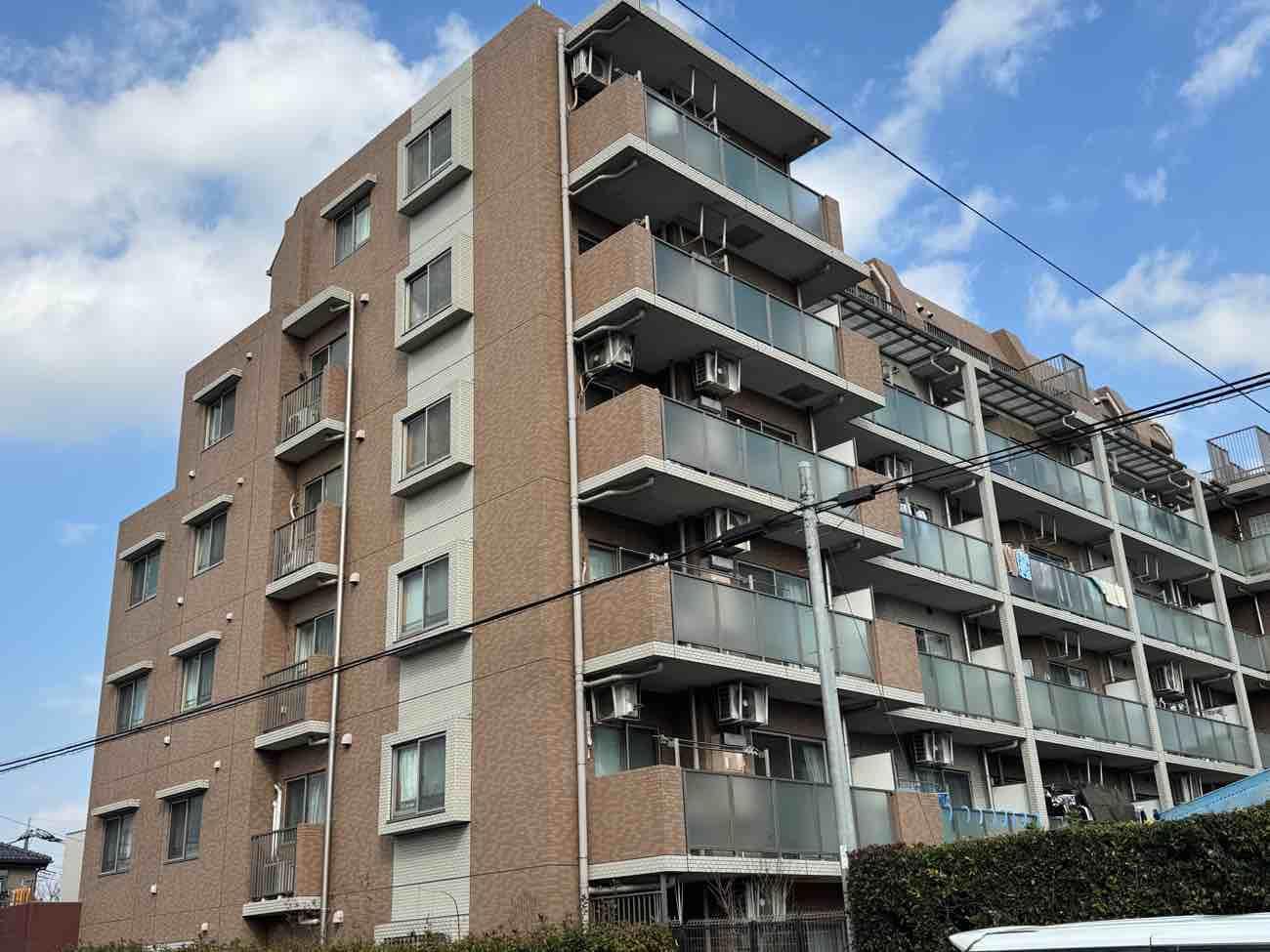建物外観　落ち着いたブラウンのタイル張りが上品な外観。重厚感があり、毎
