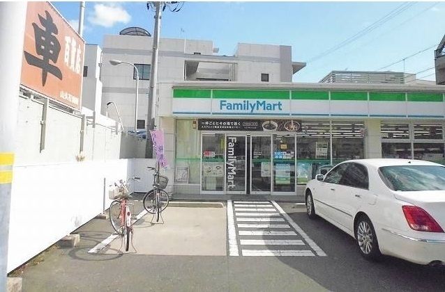 コンビニ　ファミリーマート（コンビニ）まで140m