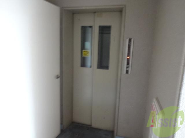 ロビー　階段で上に上がらなくてもいいんです。