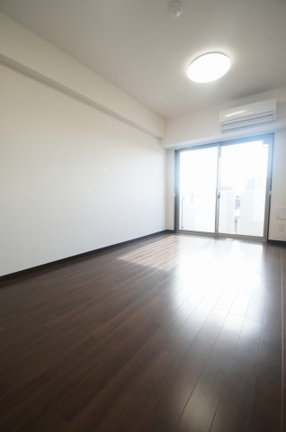 居室・リビング　落ち着いた色合いの床材を使用した居住空間です。