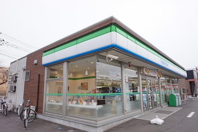 コンビニ　ファミリーマート　あけの平店（コンビニ）まで1800m