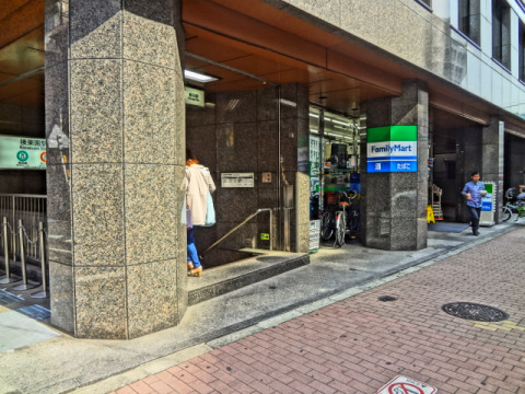 コンビニ　ファミリーマート小石川一丁目店（コンビニ）まで110m