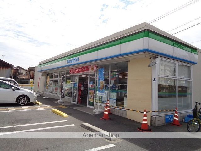 コンビニ　ファミリーマート（コンビニ）まで200m