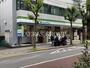 コンビニ　ファミリーマート 日本橋小学校前店（コンビニ）まで122m