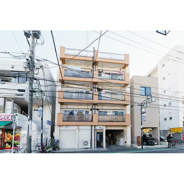 建物外観　明るいオレンジの外壁に広いバルコニーが特徴的！