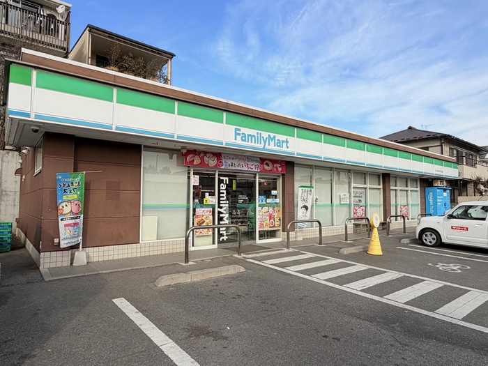 コンビニ　ファミリーマート（コンビニ）まで210m