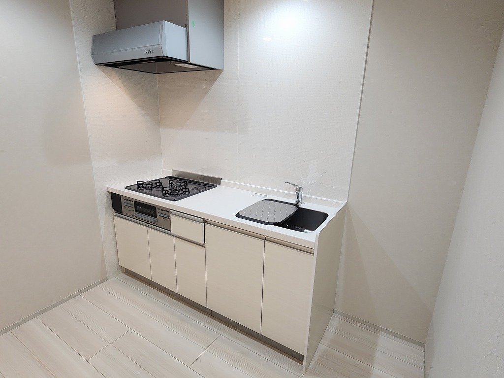 キッチン　冷蔵庫置場・３口システムキッチン　給湯リモコン付き