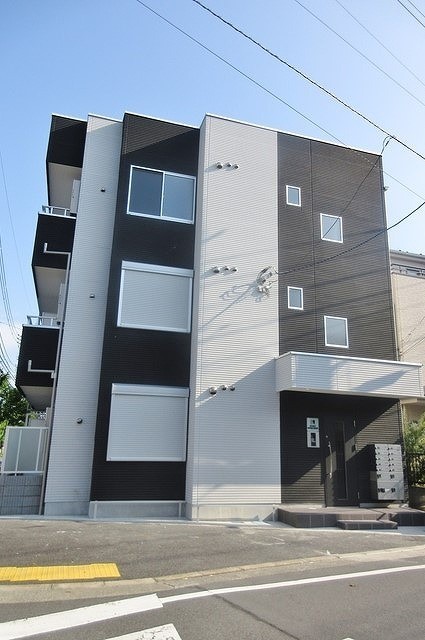 建物外観　３階建ての賃貸マンション