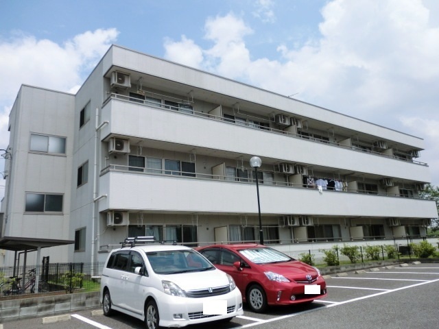 建物外観　南向きのバルコニー前が駐車場のため日当り良好！