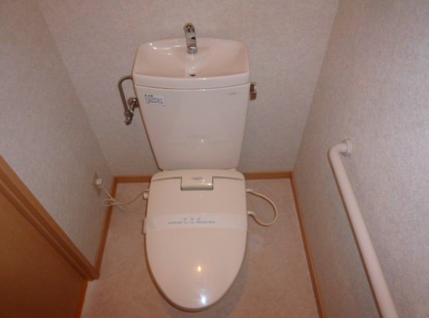 トイレ　落ち着いた色調のトイレです