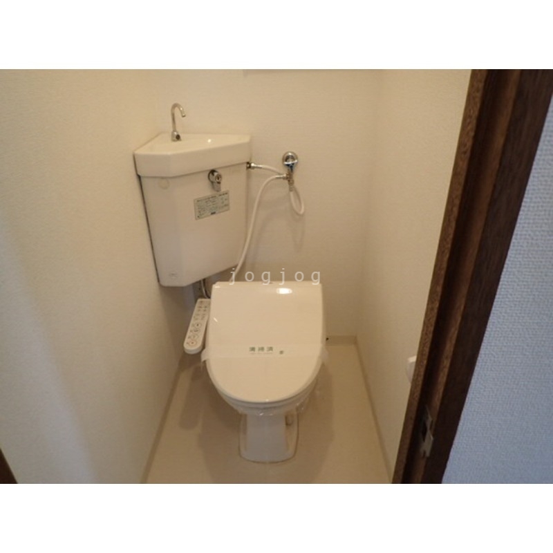 トイレ　嬉しい温水洗浄便座付きのトイレです。
