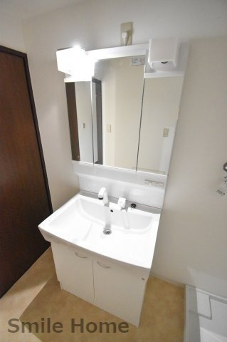 洗面設備　人気の独立洗面所にはうれしいシャンプードレッサー完備です。