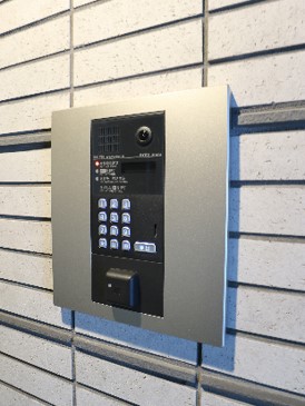 エントランス　1階エントランスにはカード式オートロックが！
