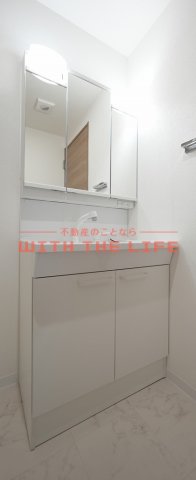 洗面設備　独立洗面台、小物を置くことができて便利です