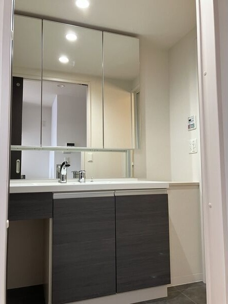 洗面設備　※写真は同じマンションの違う部屋のものになります。