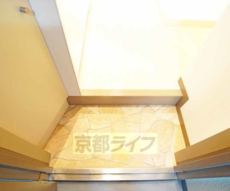 地下鉄烏丸線 北大路駅 徒歩20分 4階建 築32年の玄関写真