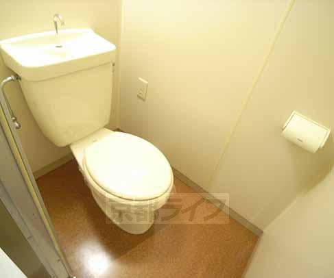 地下鉄烏丸線 北大路駅 徒歩20分 4階建 築32年のトイレ写真