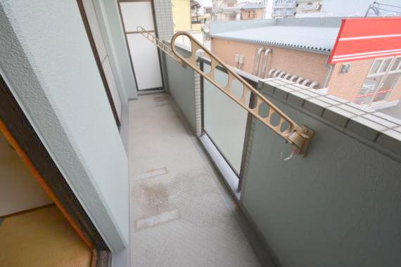 バルコニー　風通しの良いバルコニー。洗濯物もよく乾きそうです。