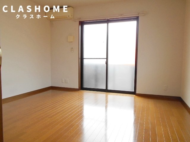 居室・リビング　同物件の別部屋になります。