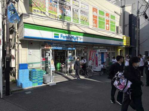 コンビニ　ファミリーマート 平間駅前店（コンビニ）まで113m
