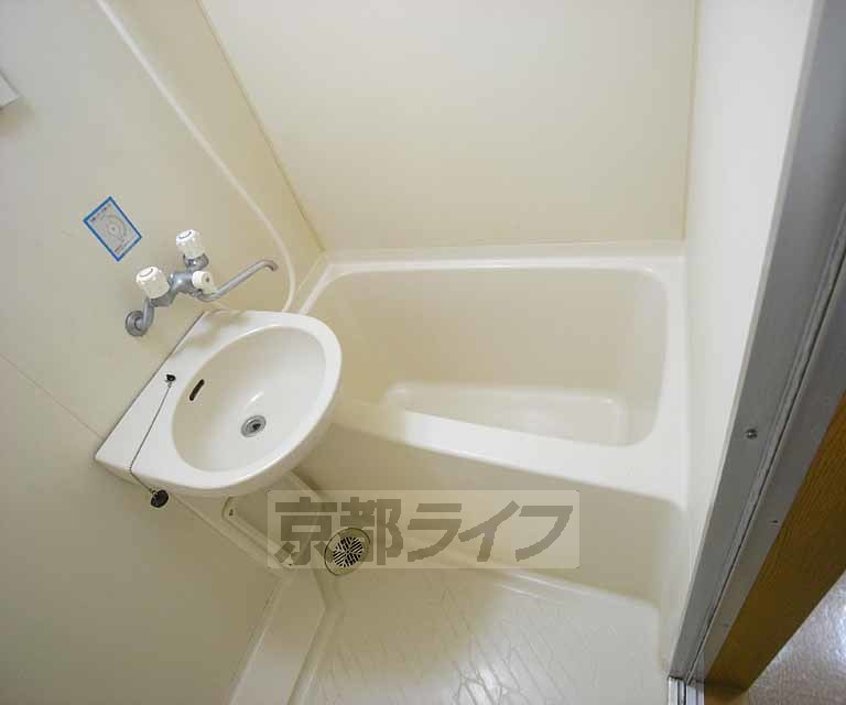 地下鉄烏丸線 北大路駅 徒歩23分 4階建 築32年の風呂写真