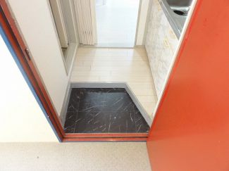 玄関　別タイプのお部屋の写真となります。
