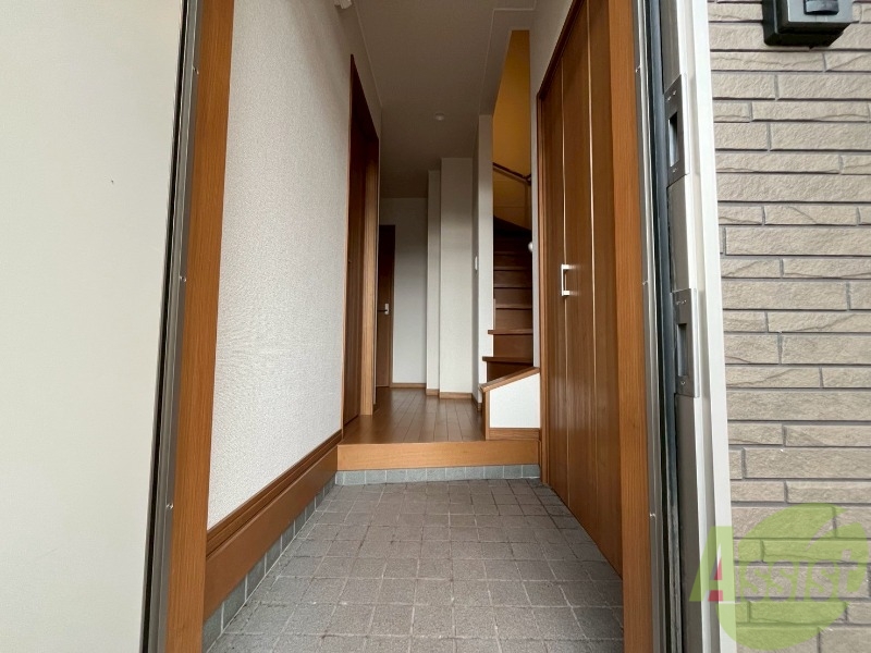玄関　玄関の様子です。明るい印象ですね。気分もあがりそう。