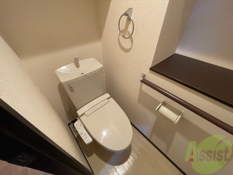 トイレ　トイレは温水洗浄便座です。シンプルな雰囲気になっています。