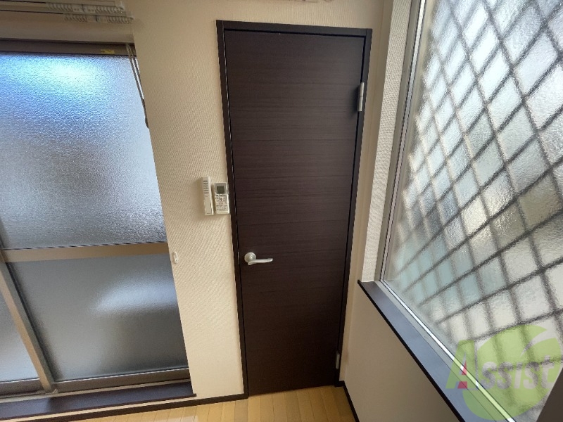収納　寝室に収納があるため洋服やスーツを収納するのに便利です