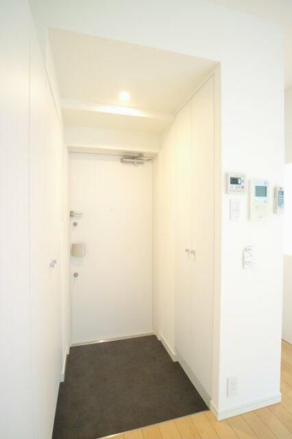 プラウドフラット新宿御苑の玄関写真