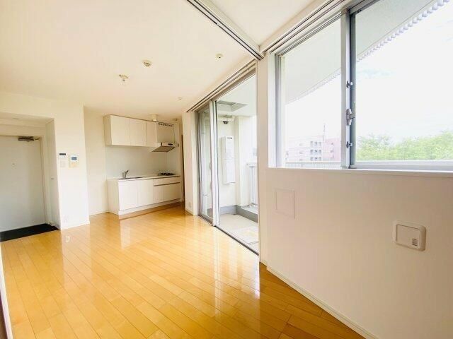 プラウドフラット新宿御苑の居間写真