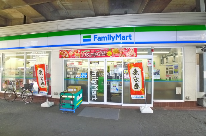 コンビニ　ファミリーマート（コンビニ）まで70m