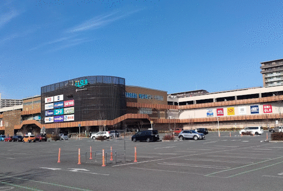 スーパー　イーアス高尾店（スーパー）まで748m