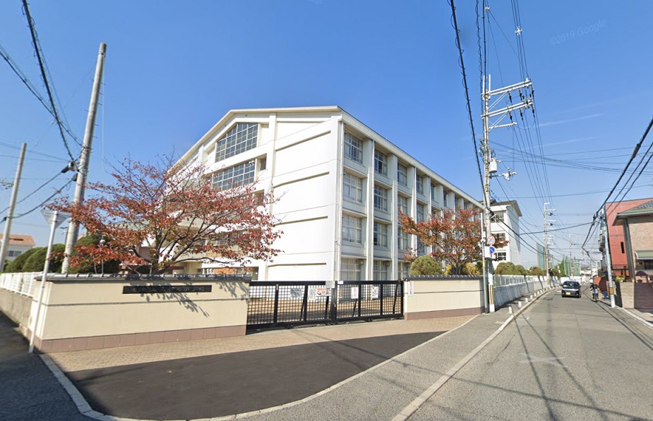 小学校　羽曳野市立高鷲北小学校（小学校）まで379m