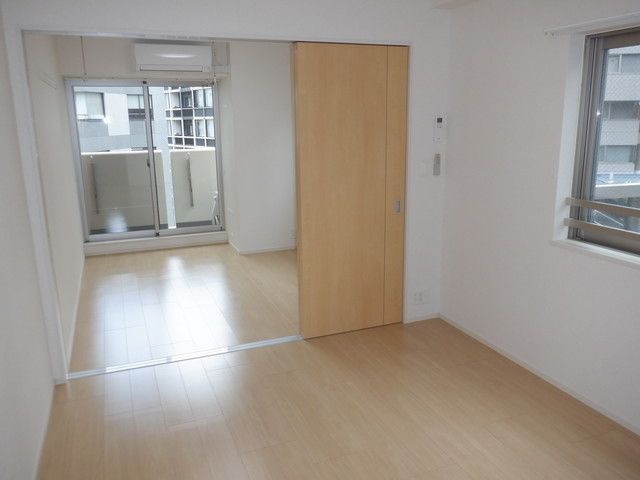 ＪＲ山手線 大塚駅 徒歩5分 8階建 築8年の居間写真
