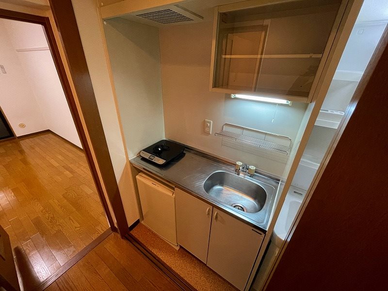 キッチン　ＩＨコンロ付きです☆2022年4月撮影（407号室）