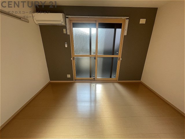居室・リビング　最上階・角部屋・南向きで陽当り良好！エアコン付き！