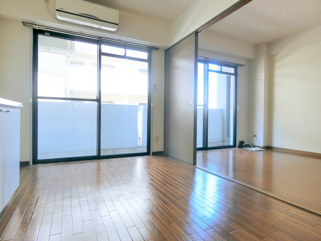 居室・リビング　横並びなので彩光面積が多く明るいお部屋