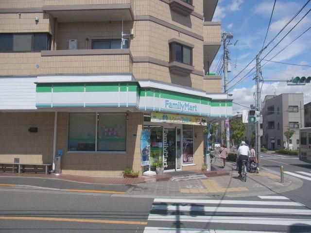 コンビニ　ファミリーマート（コンビニ）まで110m