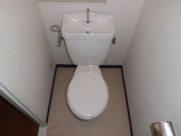 トイレ　温水洗浄便座付きのトイレです♪